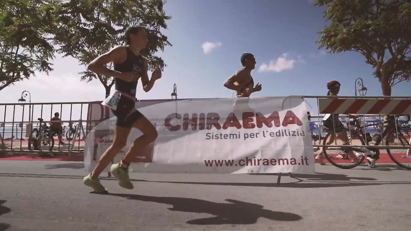 Un’atleta negli ultimi metri della frazione di corsa