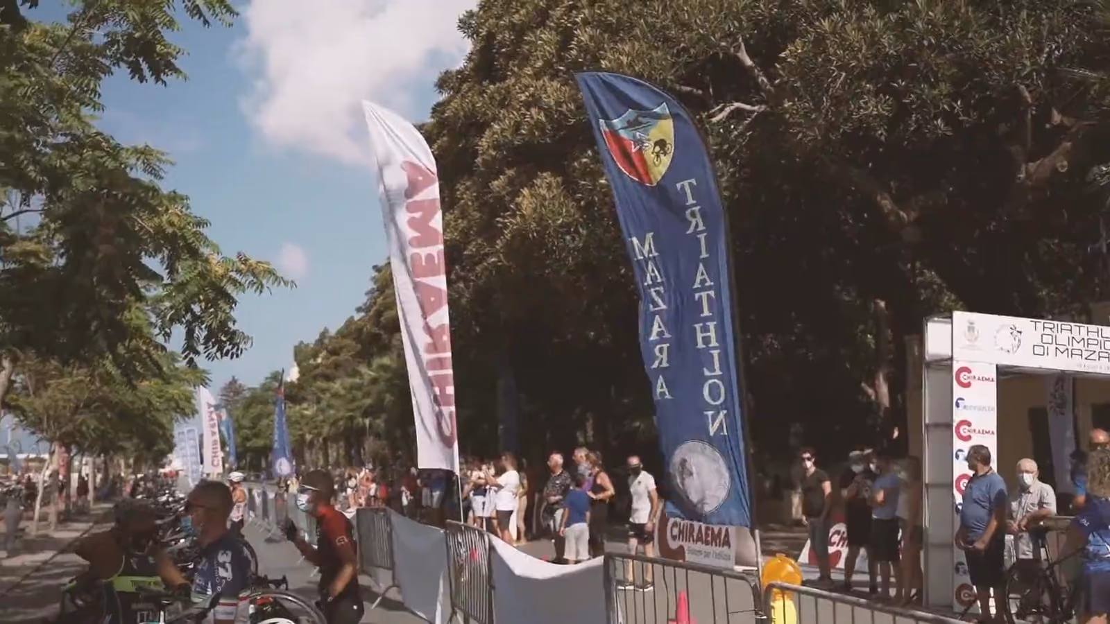 Le bandiere del Triathlon Mazara sul lungomare, con il pubblico lungo le transenne