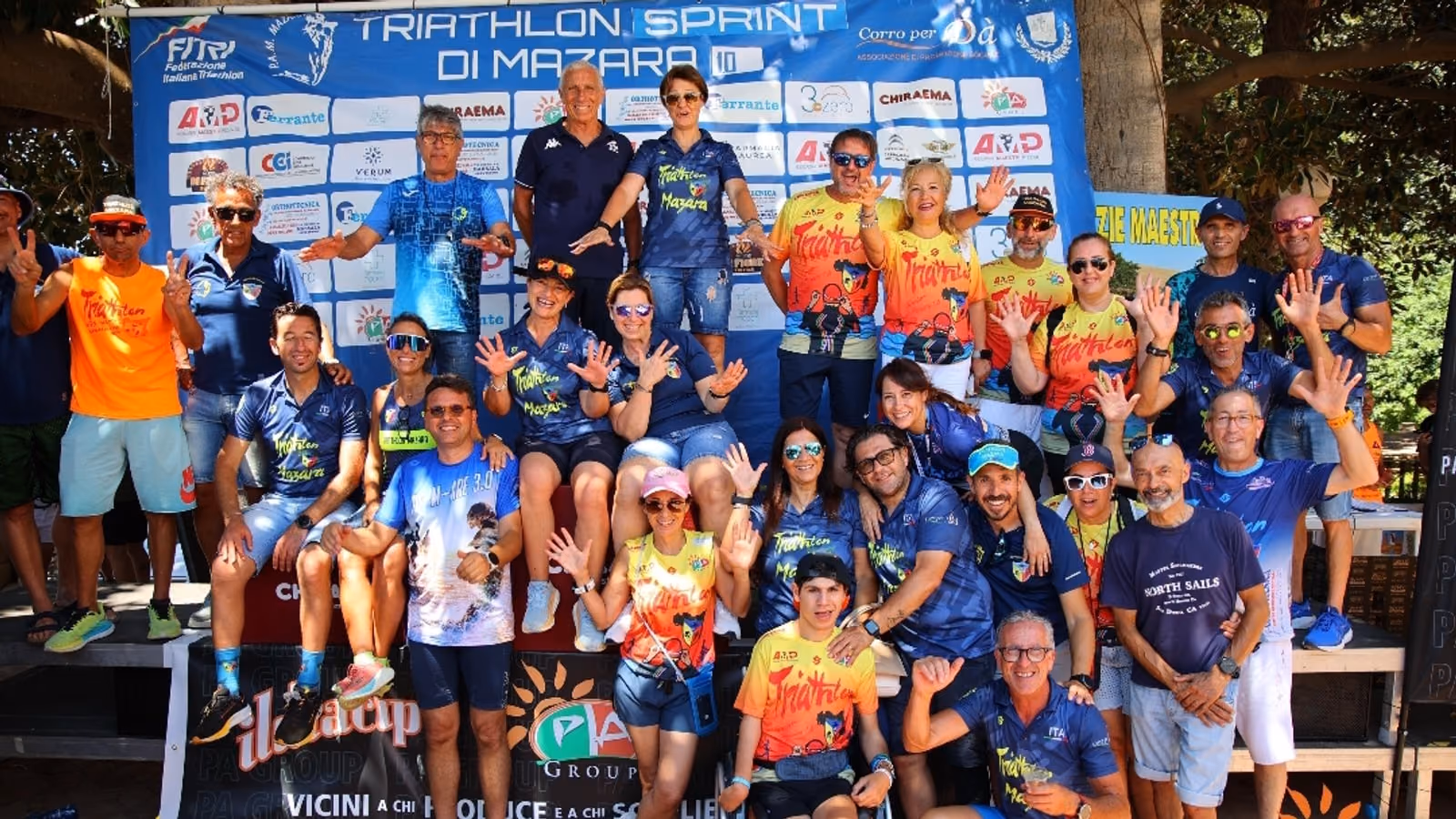 La squadra al completo sul podio del Triathlon Sprint di Mazara